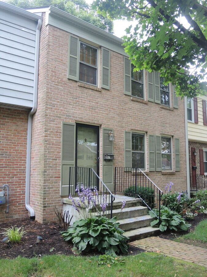 Photo - 107 Camelot Ct