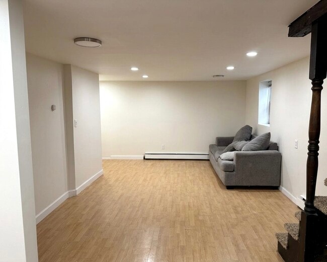 Building Photo - 193 E 1st St Unit 3