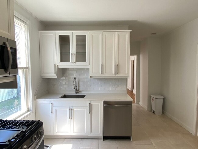 Building Photo - Avondale Three Bedroom! Unit 2