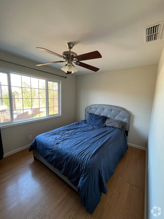 Building Photo - 1723 Bowling Green Dr Rental