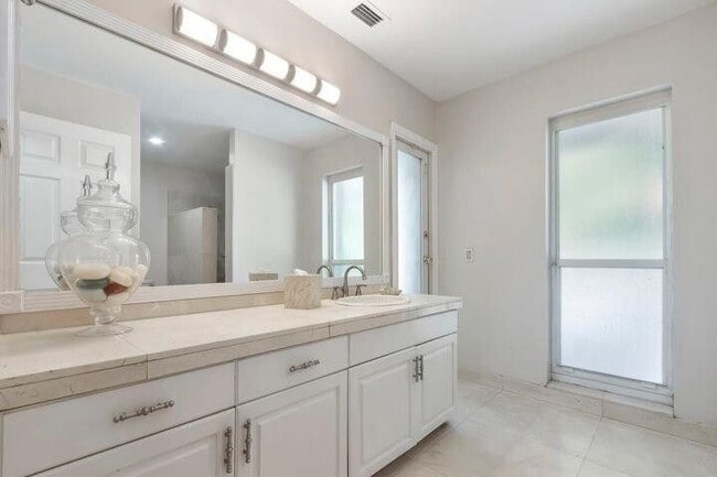 Photo - 691 Foresteria Ave