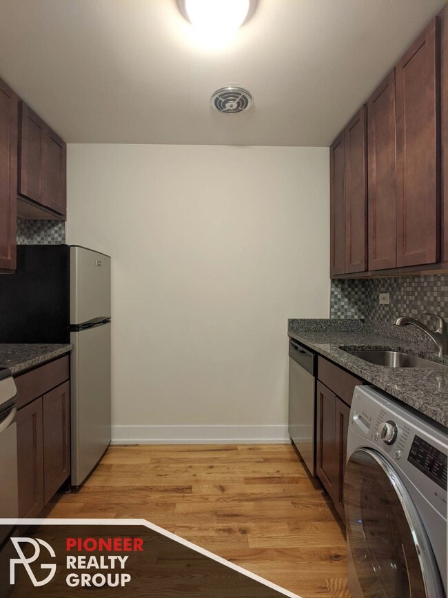 Photo - 563 W Arlington Pl