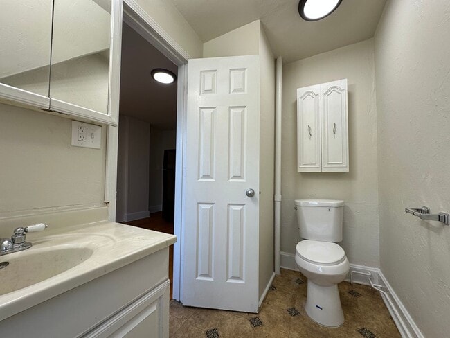 Photo - 1237 E Walnut St Unit C - Upper