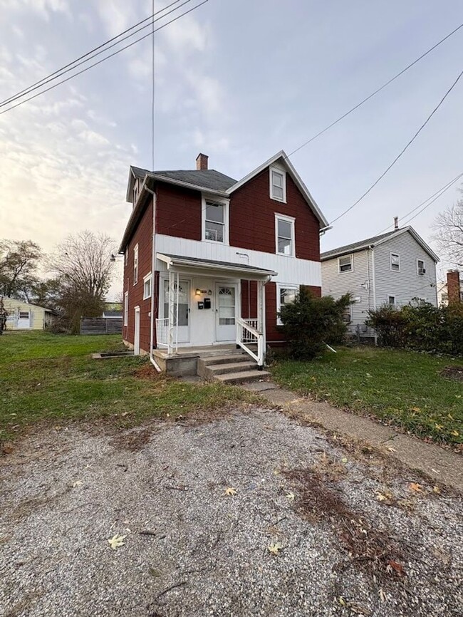 Building Photo - 1411 Spring Ave NE Unit 1411 Spring Ave NE - Floor 2