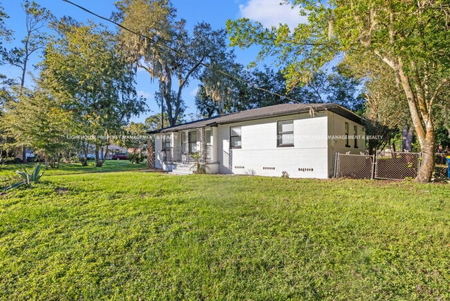 Photo - NEWLY RENOVATED 4 bed/1 bath!