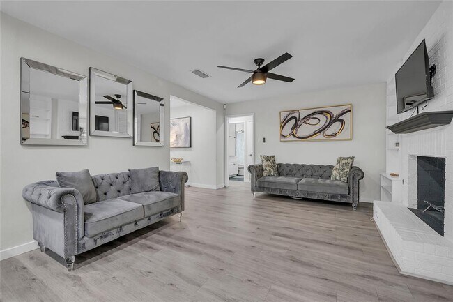 3400 Laguna Dr