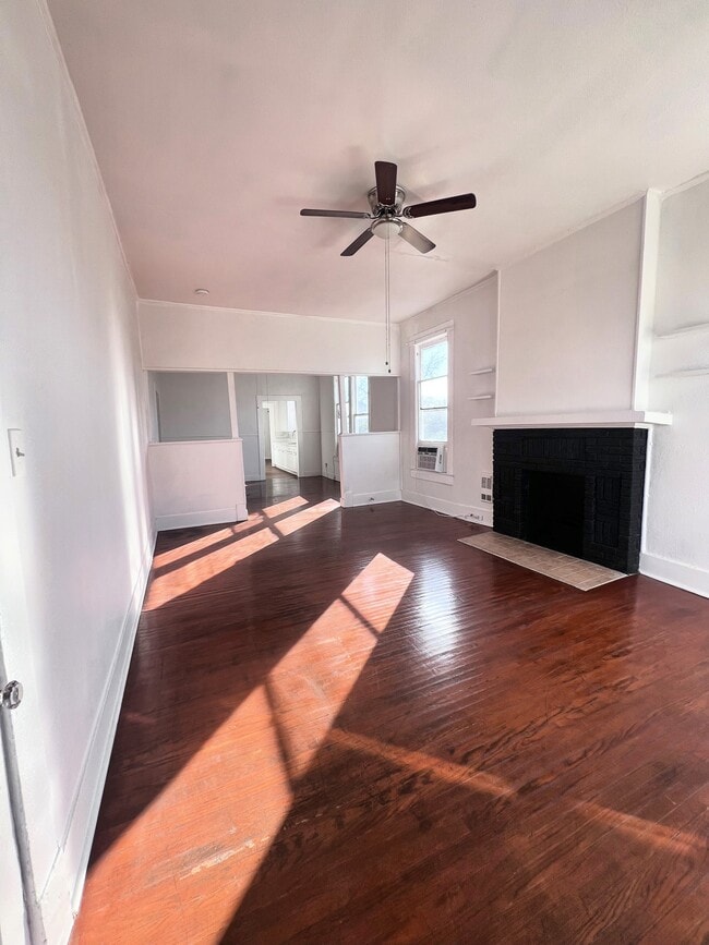 Living room - 420 W Magnolia Ave Unit 4