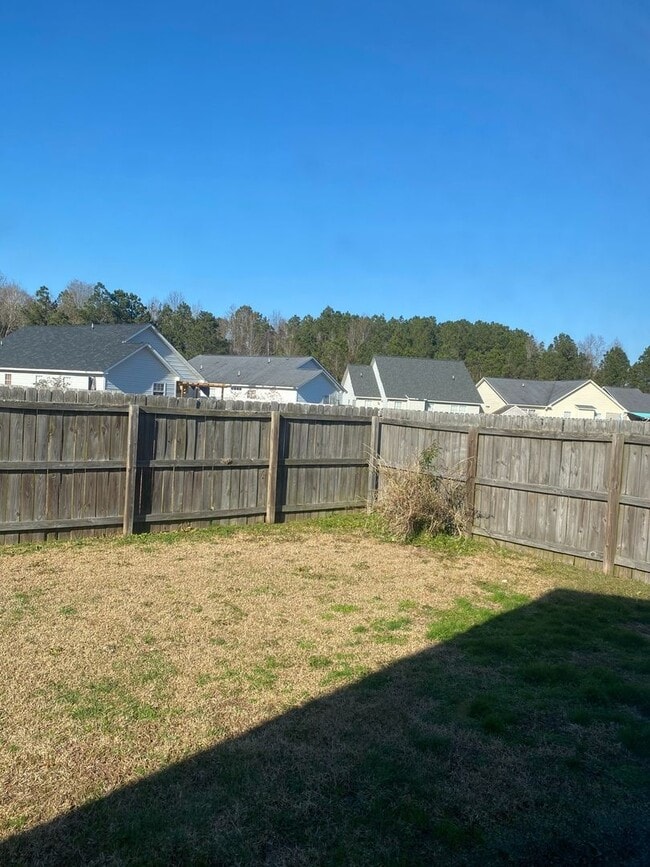 Building Photo - Three Bedroom Two Bath Home