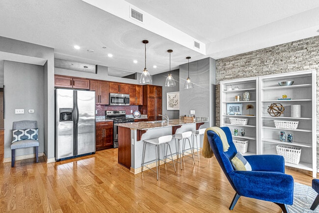 Photo - 106 W Seeboth St