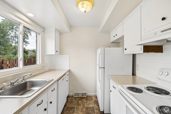 2BR, 1.5BA - 1,040SF - Kitchen