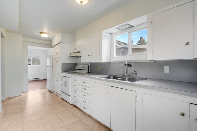 Photo - Beautiful 4 Bed, 2 Bath Rental Home in SE ...