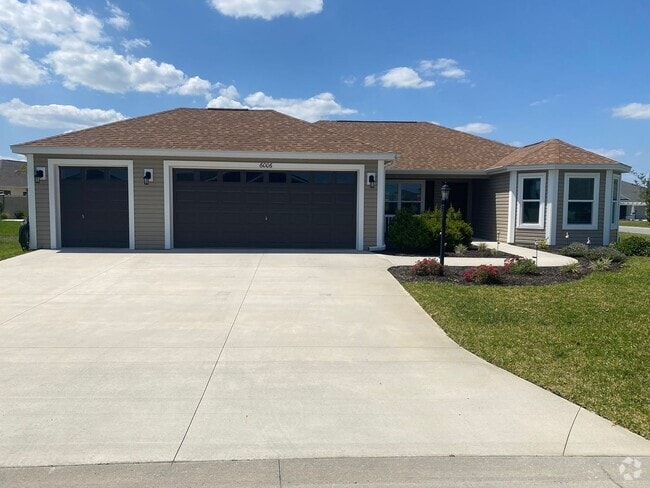 Building Photo - Beautiful Unfurnished 3 bed, 2 bath ANNUAL... Rental
