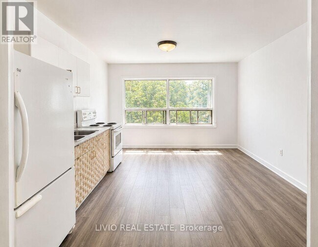 Photo - 2967 St Clair Ave E