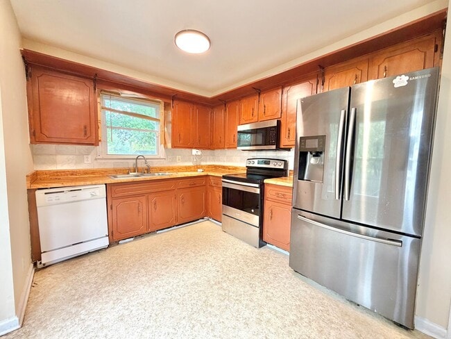 Photo - 634 Inver Ln