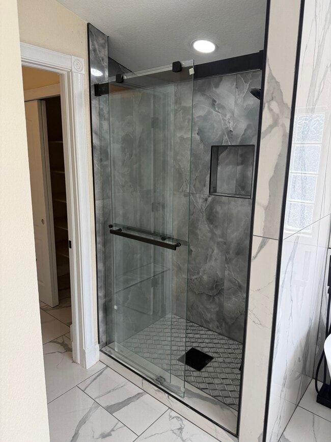 Ducha con azulejos - baño principal