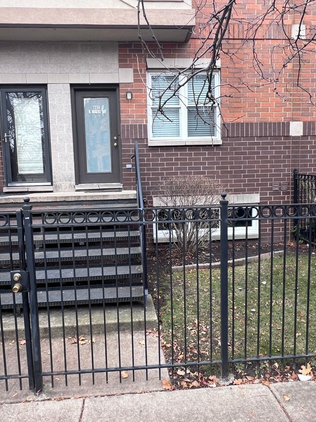 Building Photo - 7256 N Rogers Ave