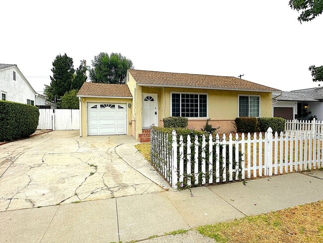 Building Photo - BEAUTIFUL 3 BDRM/2BATH ENCINO HOME