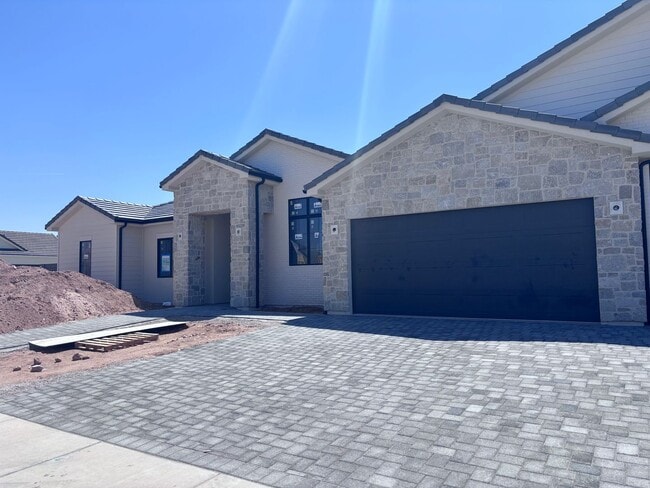 Building Photo - Beautiful custom single story in Moorland Park with pool