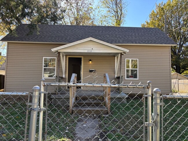 Building Photo - Fully Remodeled 2-Bedroom Home Near Grant ...