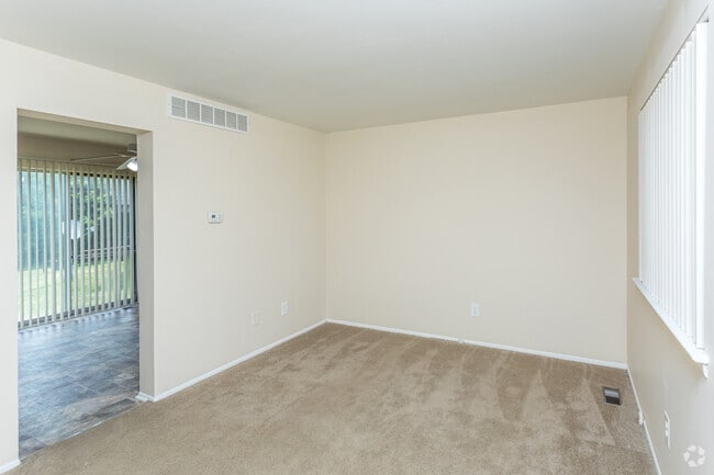 2BR, 1BA - 845 SF