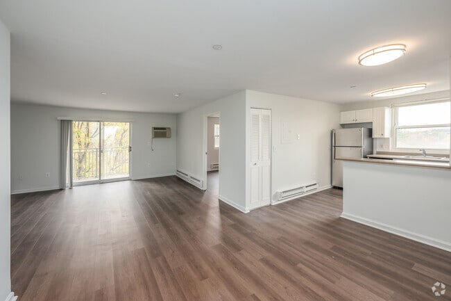 1BR, 1BA - 765SF - Dining Room/Living Room