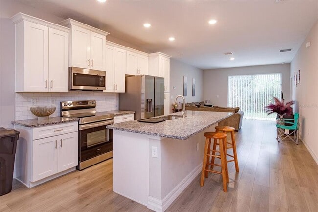 884 Klondike Ave