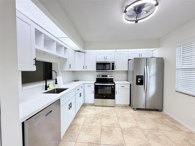 Building Photo - 1110 SW 125th Ave Unit 208 M