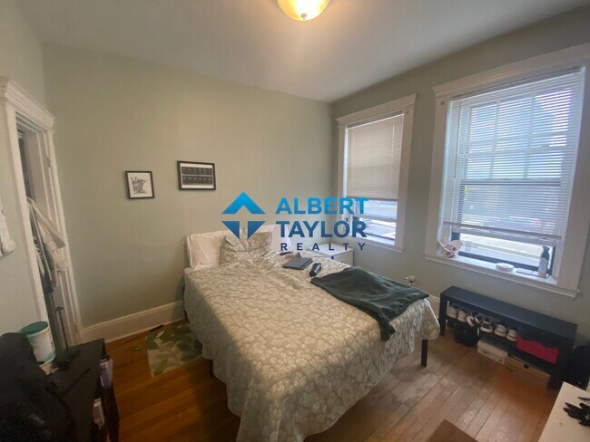 Building Photo - 466 Park Dr