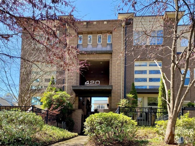 Building Photo - 420 Queens Rd