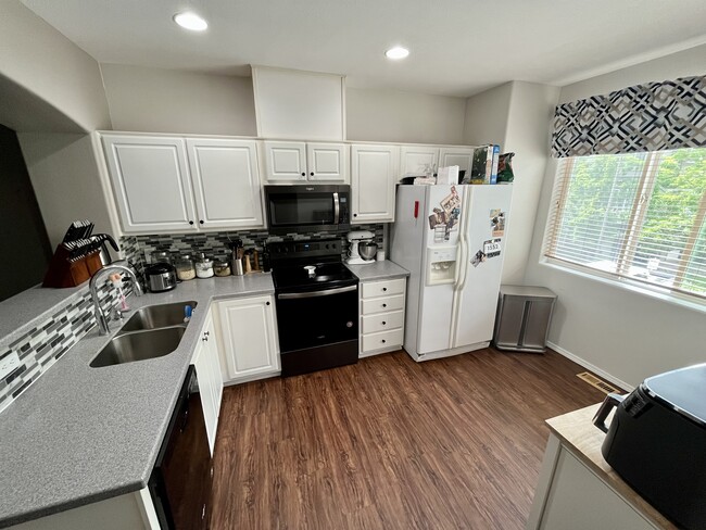 Kitchen - 13940 SW Scholls Ferry Rd