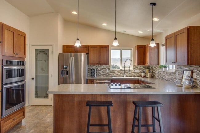 Building Photo - 3950 NE Vista del Rey Dr Unit #A -- Upstairs Rental