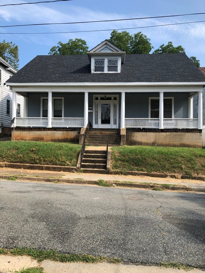 4 bedroom central heat and air - 1328 Shepherd St