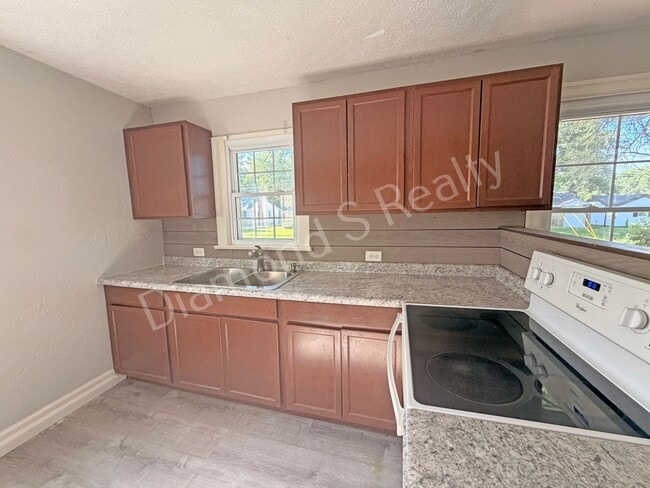 Photo - Cute 2 Bedroom Home close to Bass Pro, WOW Museum, restaurants, & Shopping!