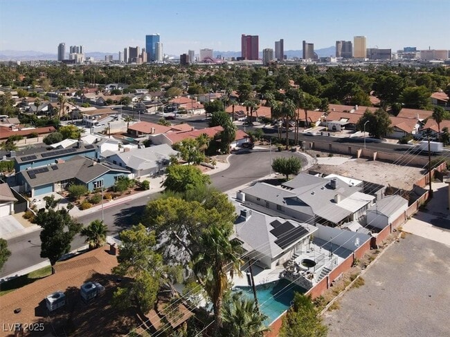 Building Photo - 1600 Eaton Dr