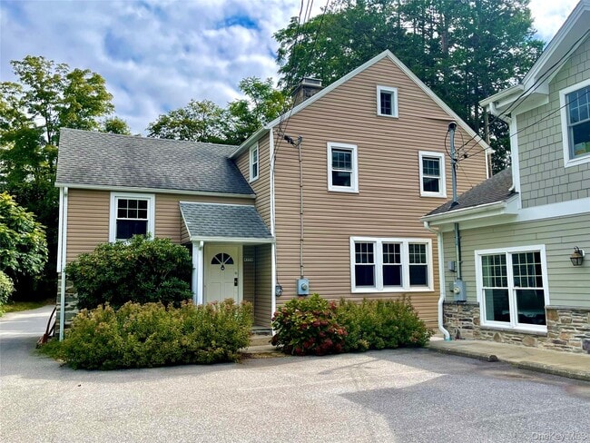 Building Photo - 4356-4356 Albany Post Rd