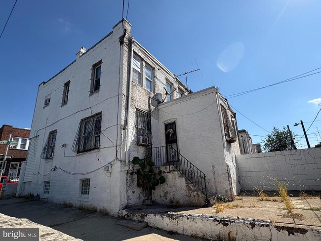 Building Photo - 198 W Thelma St