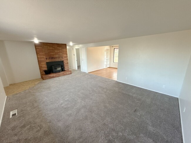 Photo - 3 Bedroom, 2 bath house in Moyina Heights