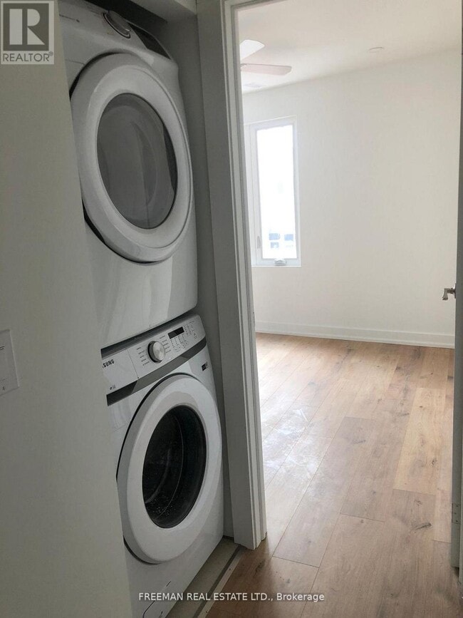Photo - 3449 Yonge St