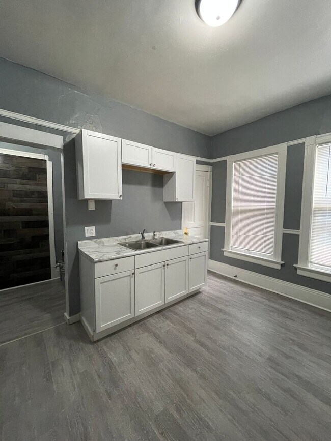 2649 N 1st St Unidad 2651A N 1st St (upper rear)