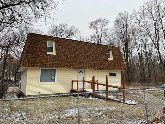 Building Photo - HUGE 3 Bed/2 Bath Home with your own private workshop + oversized garage