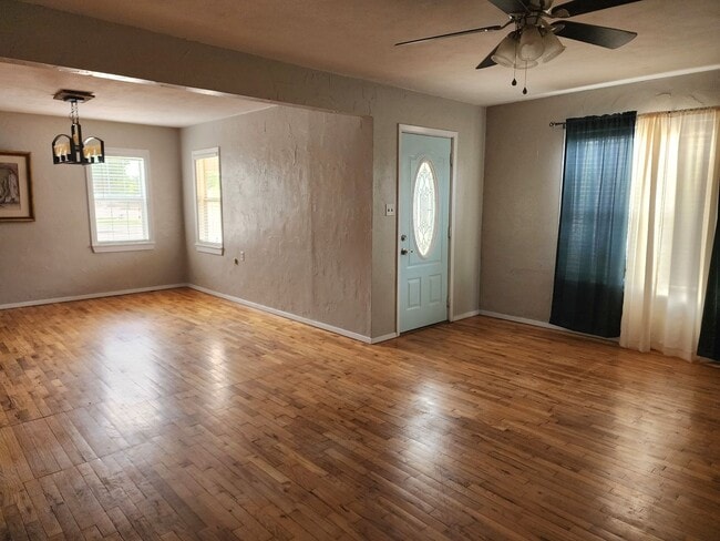 Photo - 1700 S Avenue B
