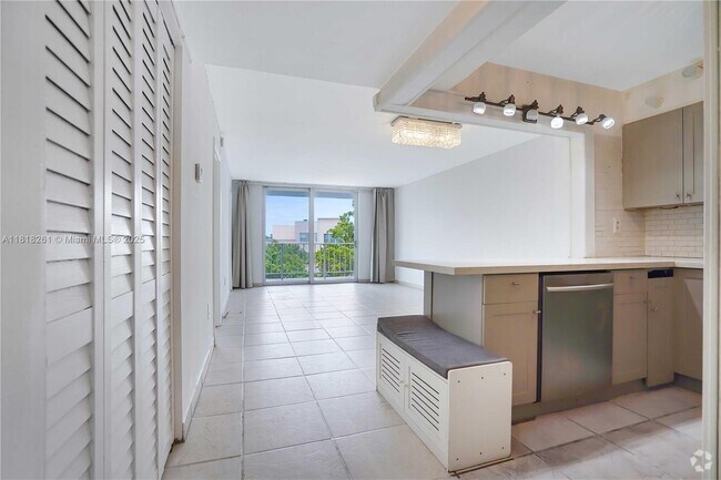 Building Photo - 6900 Bay Dr Unit 3H Rental