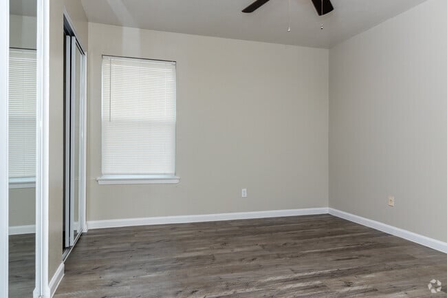 1BR,1BA-760SFT - Grand Manor