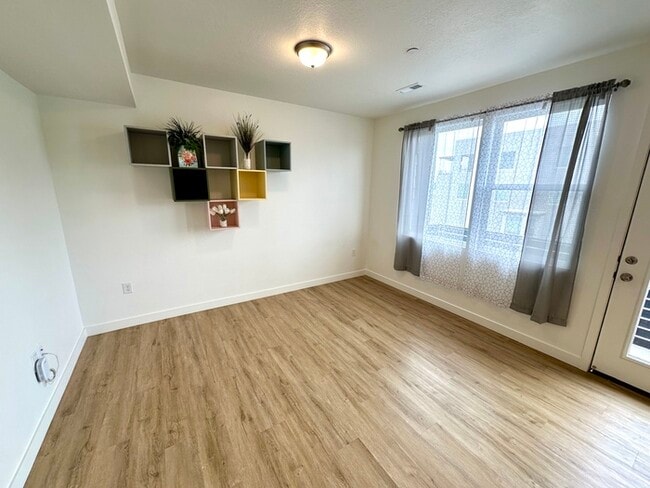 Photo - Modern 3-Bedroom Condo in Adventurous Daybreak! Unidad B308