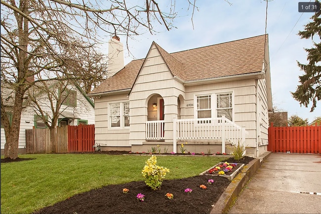 Building Photo - Charming Bungalow in the Heart of the Popu... Rental