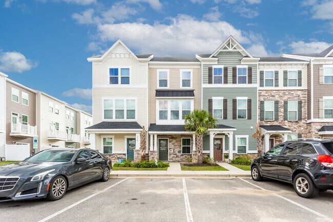 Building Photo - Spacious 3 Bed, 3.5 Bath Townhouse in Fore...
