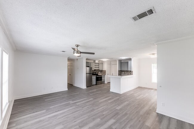 Photo - 108 Varsity Dr