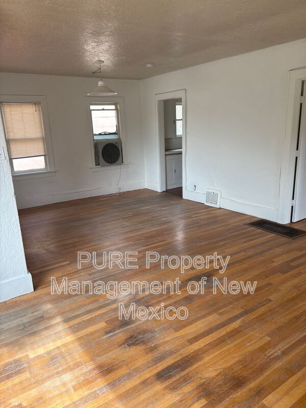 Photo - 404 Harvard Dr SE