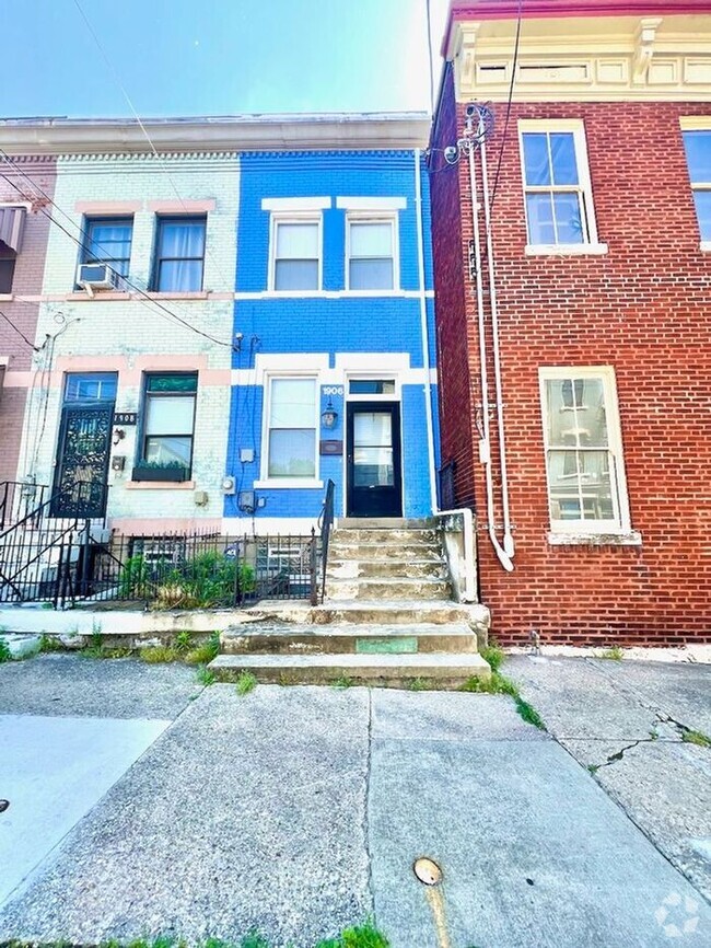 Building Photo - Awesome urban row house!