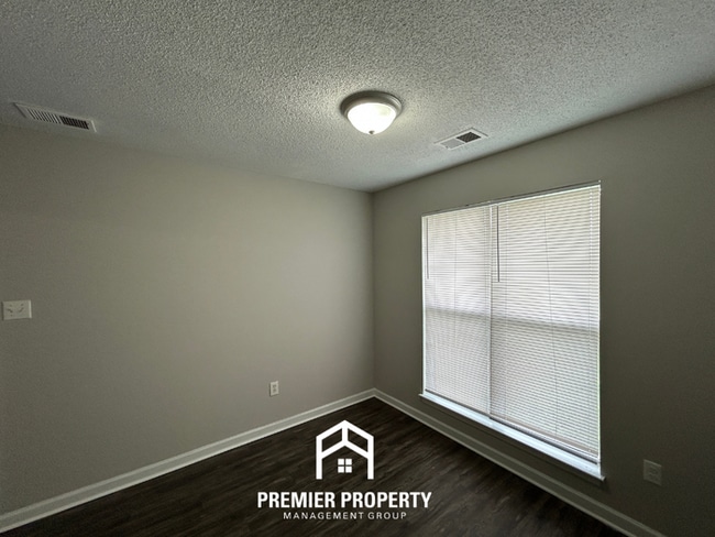 Photo - 3760 Ivanhoe Dr